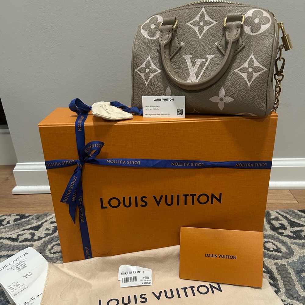 Louis Vuitton Speedy 20 crossbody in Dove/Cream